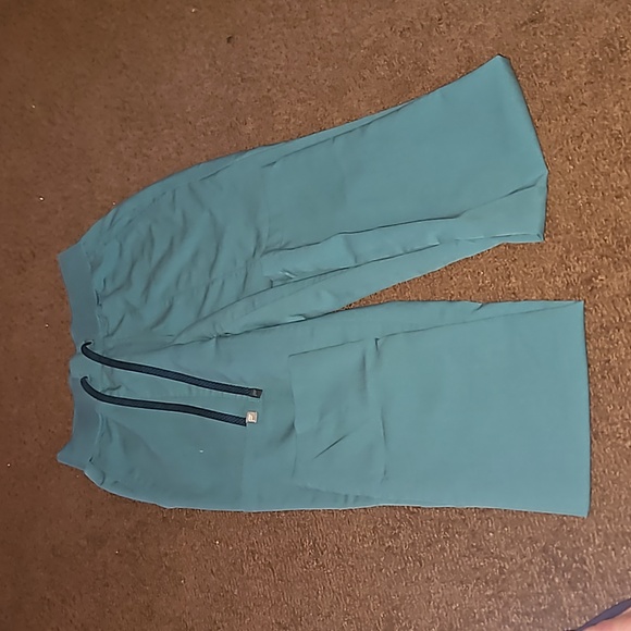Fabletics Womens Green Scrubs - Picture 2 of 3